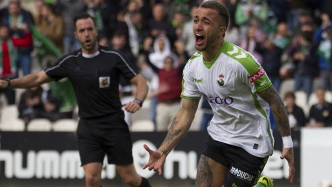 Franco Acosta celebra su gol contra el Logroñés