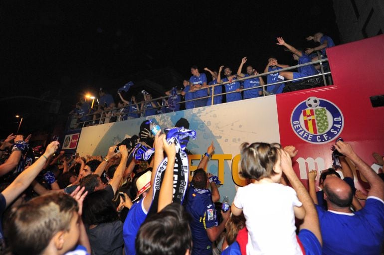 Los jugadores del Getafe celebran con los vecinos de la localidad su regreso a la Primera División, tras superar al Tenerife en el partido de vuelta de la eliminatoria de ascenso disputado en el Coliseum Alfonso Pérez. EFE/Diego Perez Cabeza