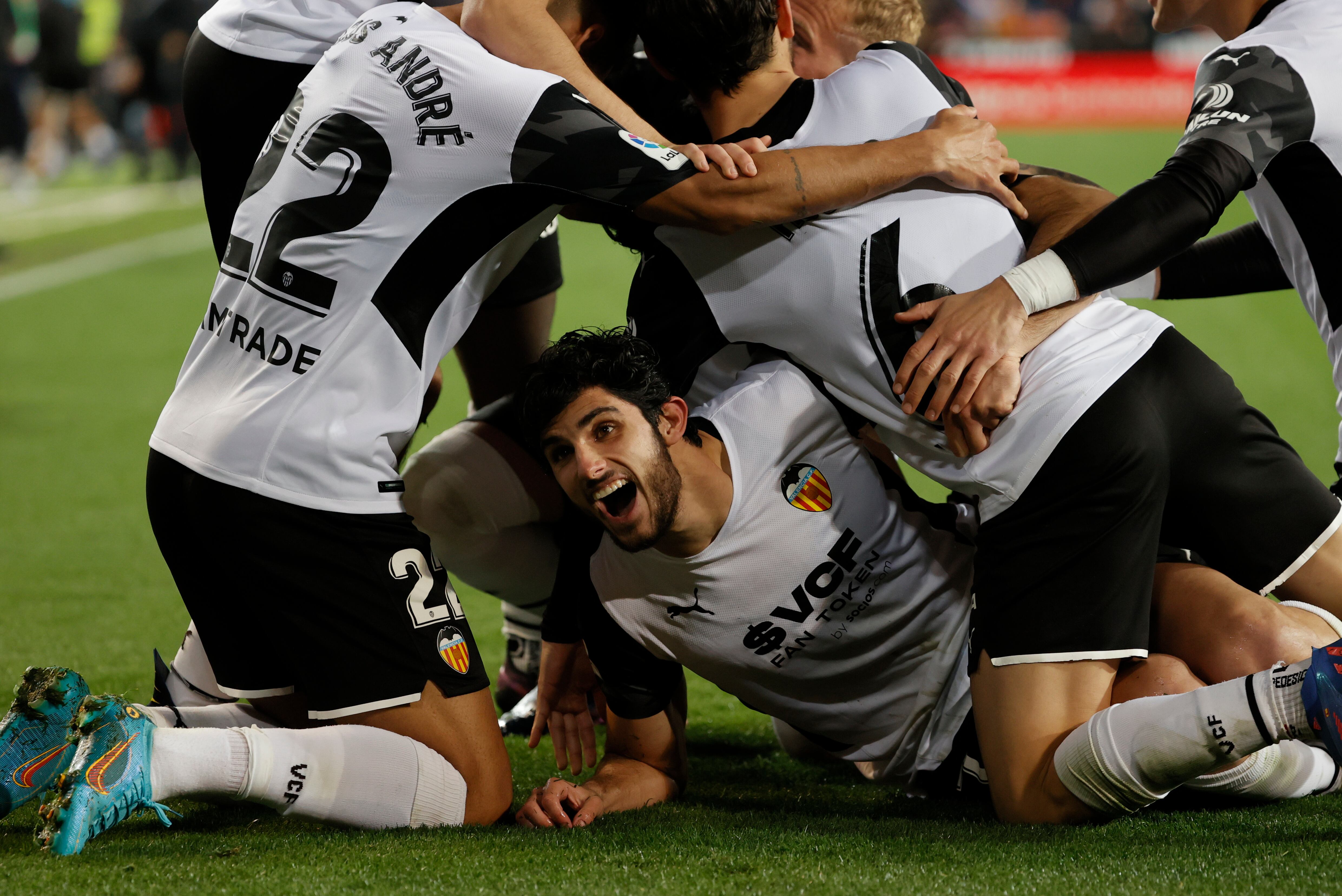 VALENCIA, 05/03/2022.- El delantero portugués del Valencia CF Gonçalo Guedes (c), celebra su gol durante el partido de la jornada 27 de Liga en Primera División que se juega hoy sábado en el estadio de Mestalla, en Valencia.