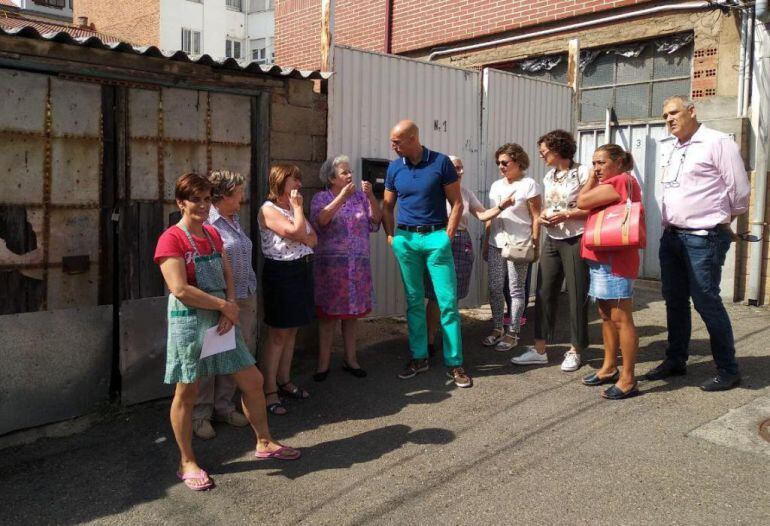 Concejales del PSOE con vecinos de las Ventas durante su visita al barrio