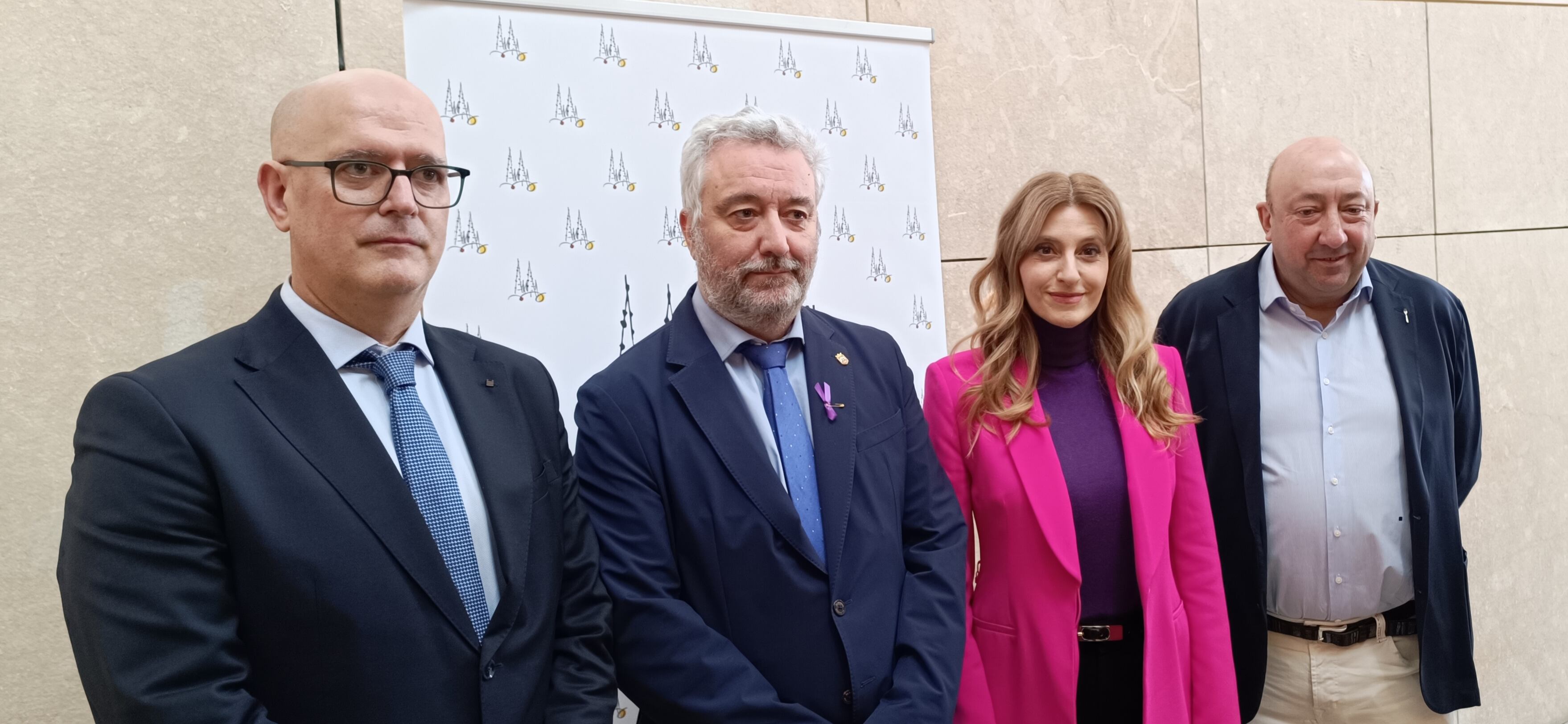 De izda a dcha: Enrique Seco, presidente de la Federación de Hostelería de Burgos, Carlos Niño, concejal de Turismo, Mar Sancho, viceconsejera de Cultura de la Junta y Jaime Fernández, presidente de Hostelería Castilla y León