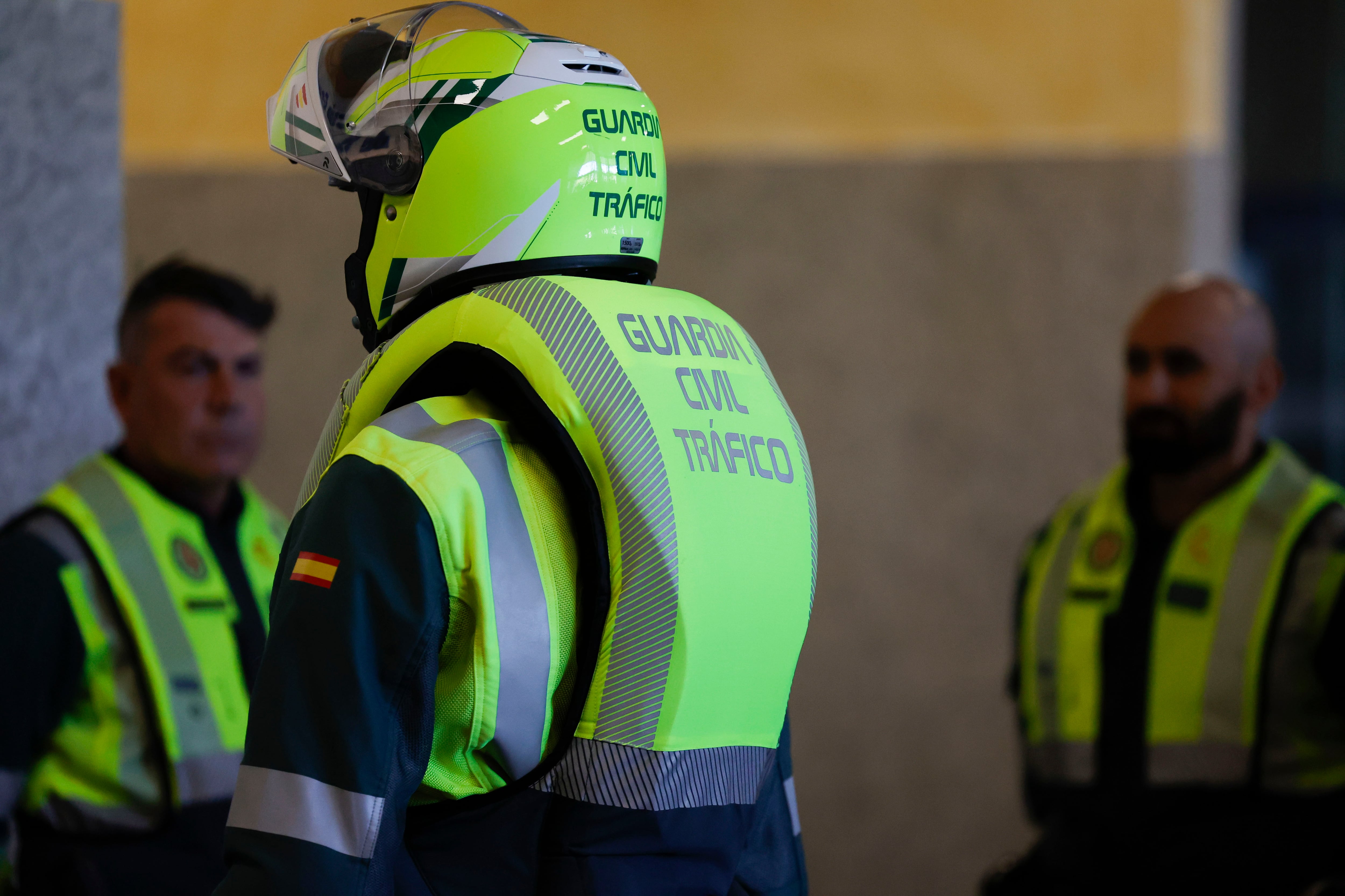 MADRID, 18/10/2024.- Presentación de los nuevos chalecos airbag con los que patrullarán los motoristas de la Agrupación de Tráfico de la Guardia Civil, este viernes en Madrid. EFE/ Zipi
