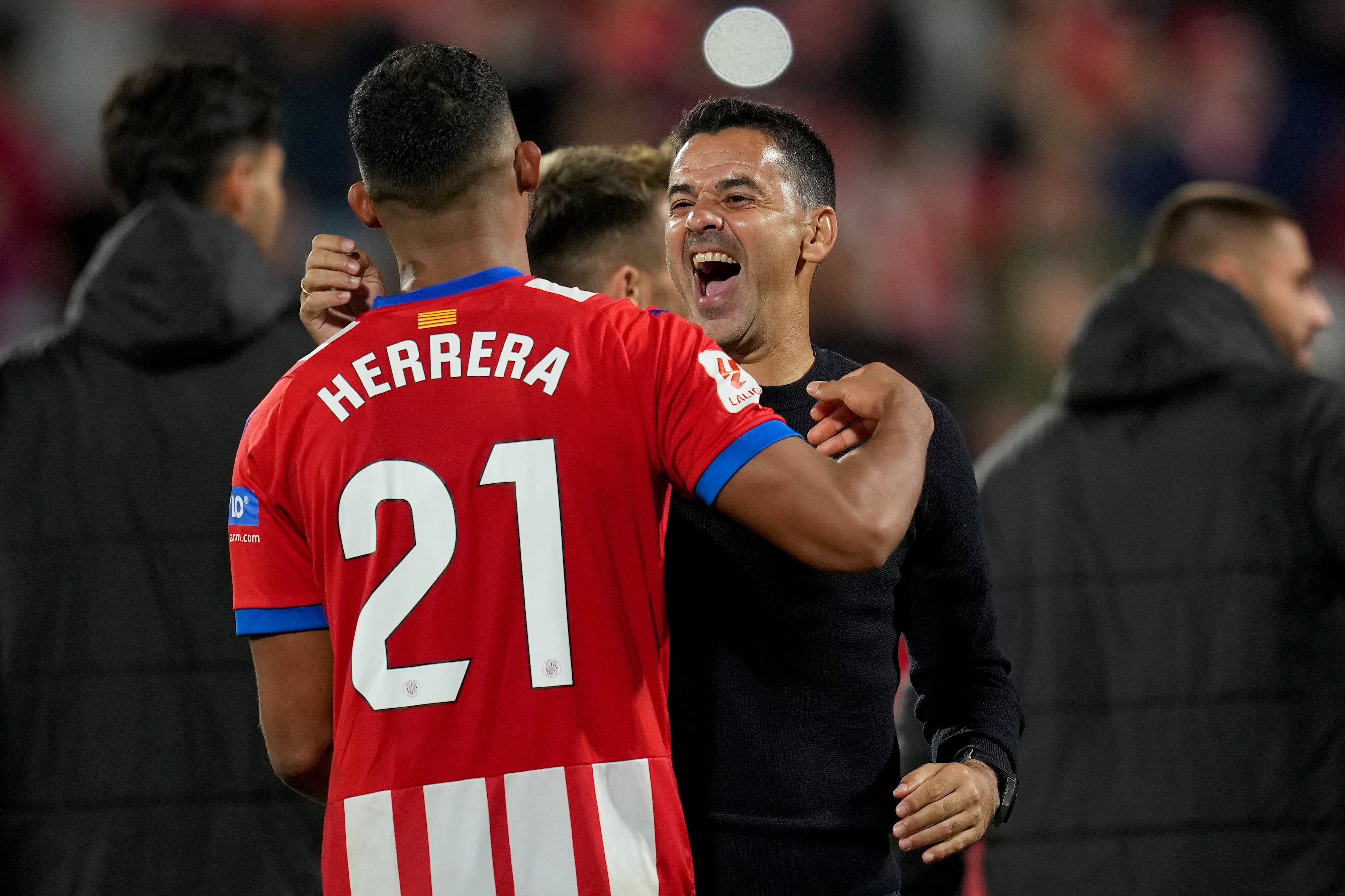 Míchel Sánchez felicita a Yangel Herrera tras un partido del Girona FC