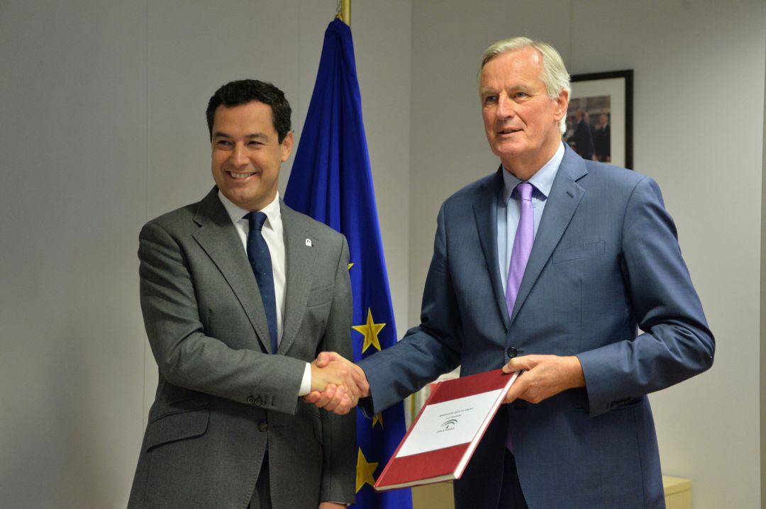 El presidente de la Junta de Andalucía, Juanma Moreno (i),  durante su encuentro en Bruselas con el Negociador Jefe de la Unión Europea para el Brexit, Michael Barnier (d). 
 