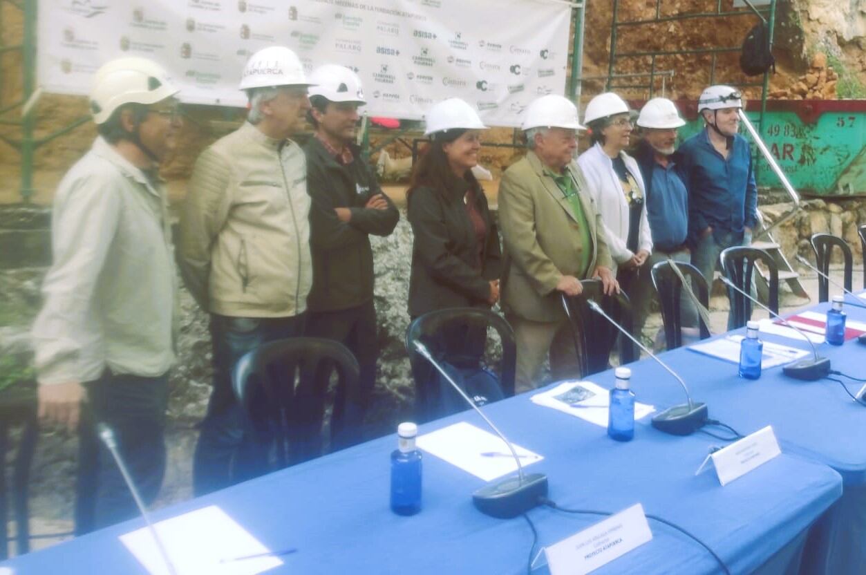 Equipo de directores de los yacimientos de Atapuerca junto al consejero de Cultura de la Junta de Castilla y León, Gonzalo Santonja. / Foto: Radio Castilla
