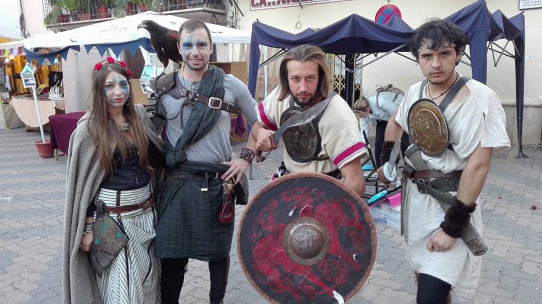 Un grupo de vecinos vestidos a la manera celtíbera. 