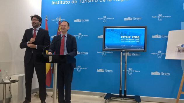 El director del Instituto de Turismo, Manuel Fernández Delgado y el consejero de Turismo, Javier Celdrán