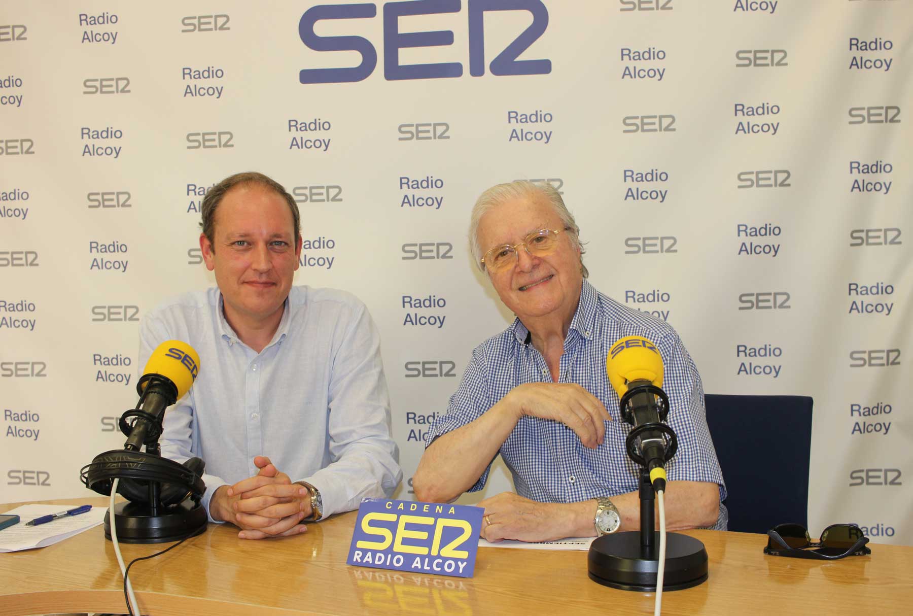 Quique Villar y Paco Aznar en el estudio central de Radio Alcoy