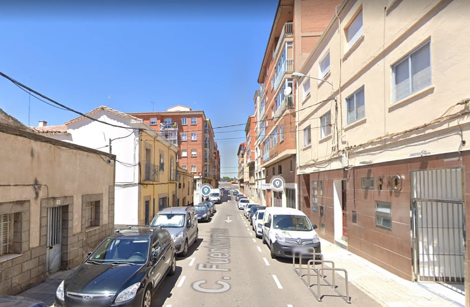 Imagen de la calle Fuentelarreina en Zamora, con viviendas de distinto tipo