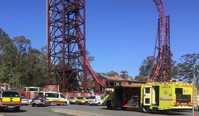 Los servicios de emergencia, en el parque de atracciones Dreamworld, en Coomera (Australia).