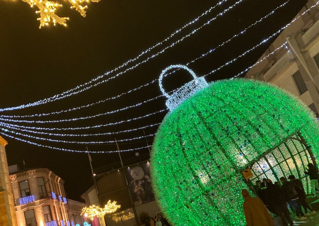 Imagen de archivo de la gran bola de Navidad de Valdepeñas (Ciudad Real), durante las pasadas navidades 2020-2021 