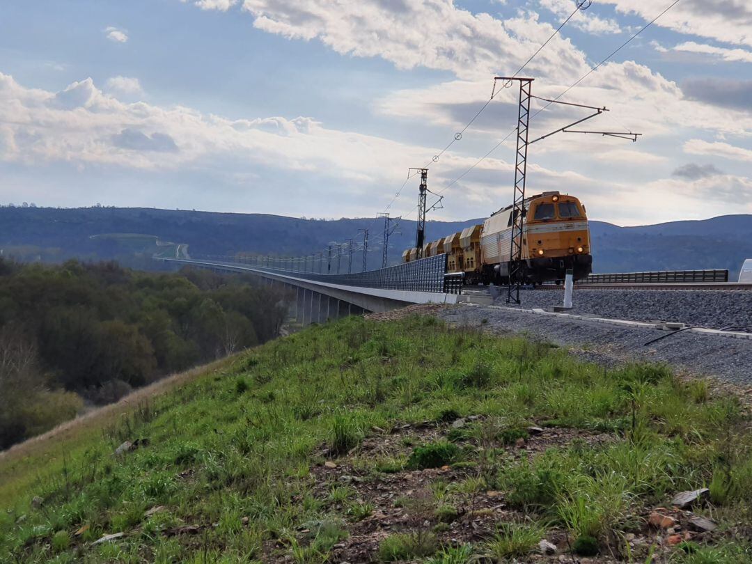 Adif acomete las pruebas de carga de los viaductos del tramo Pedralba de la Pradería-Ourense