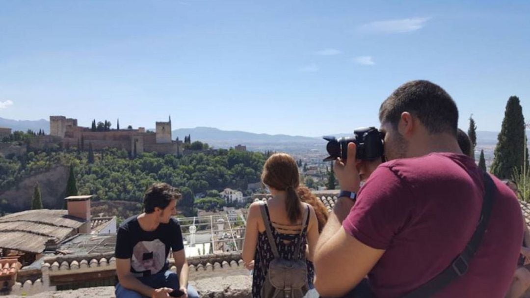 Fotografía de archivo de turistas en Granada