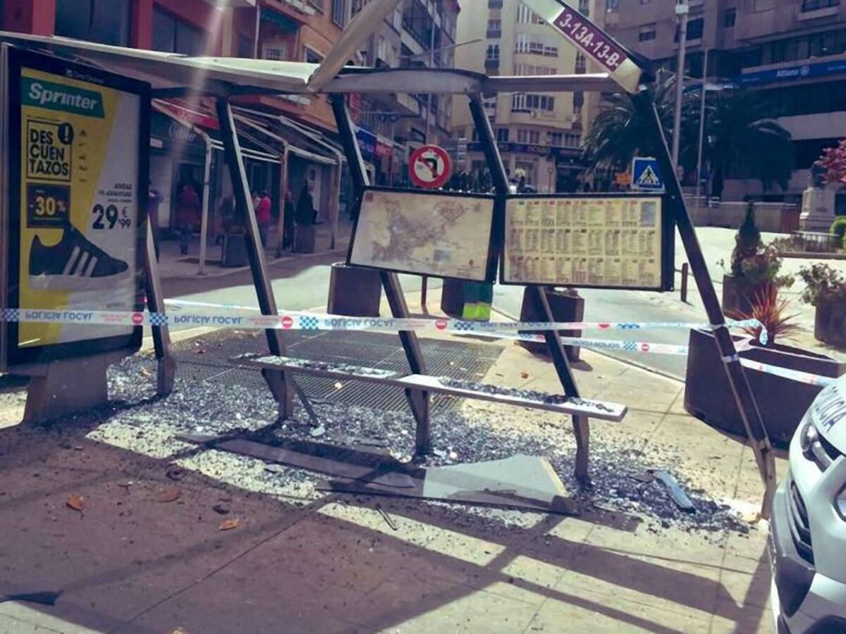 Dos heridos tras empotrarse un autobús urbano contra la marquesina de la Plaza de la Constitución