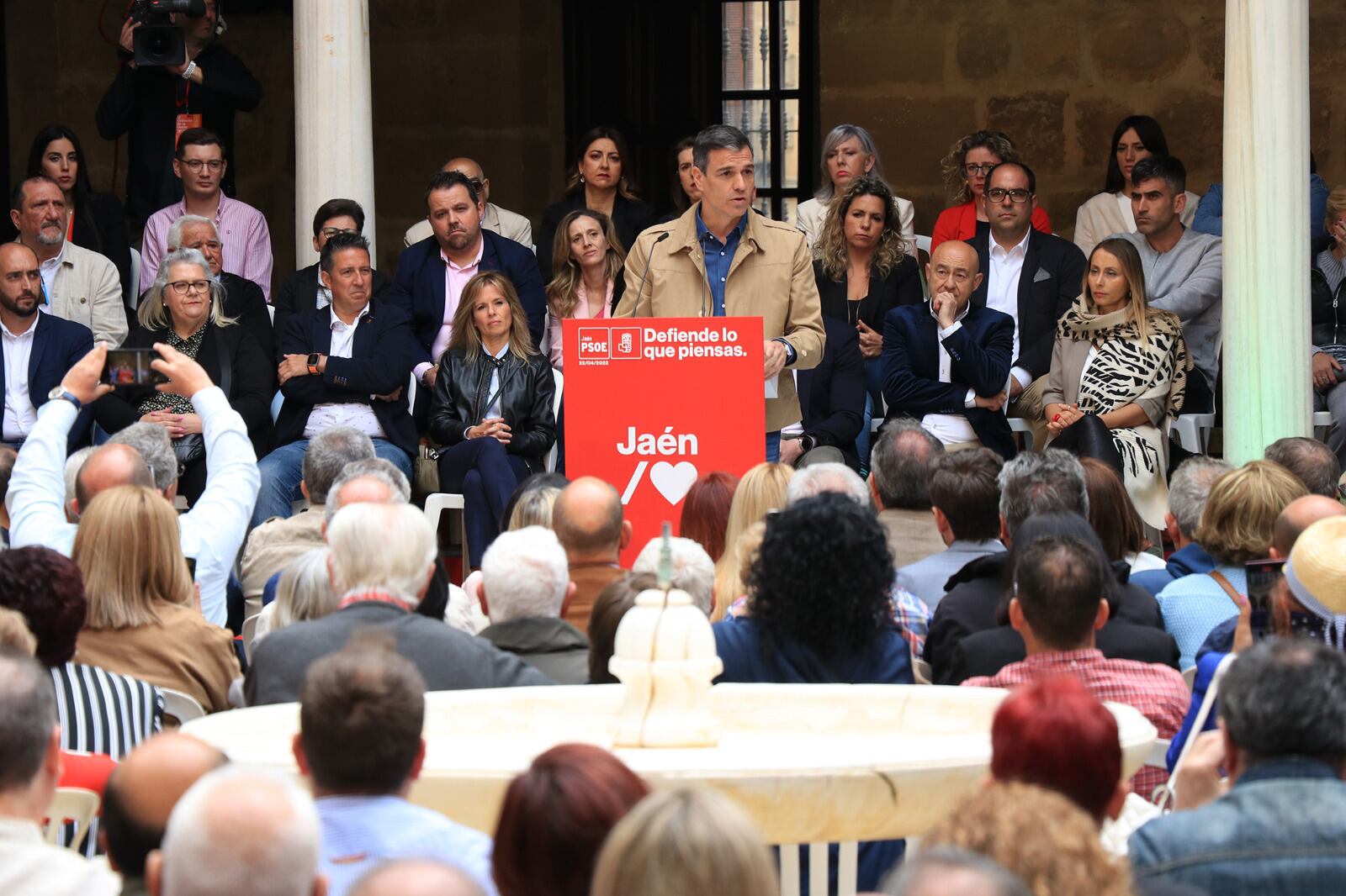 Pedro Sánchez durante la clausura de una jornada sobre el mundo rural en el Hospital de Santiago, en Úbeda