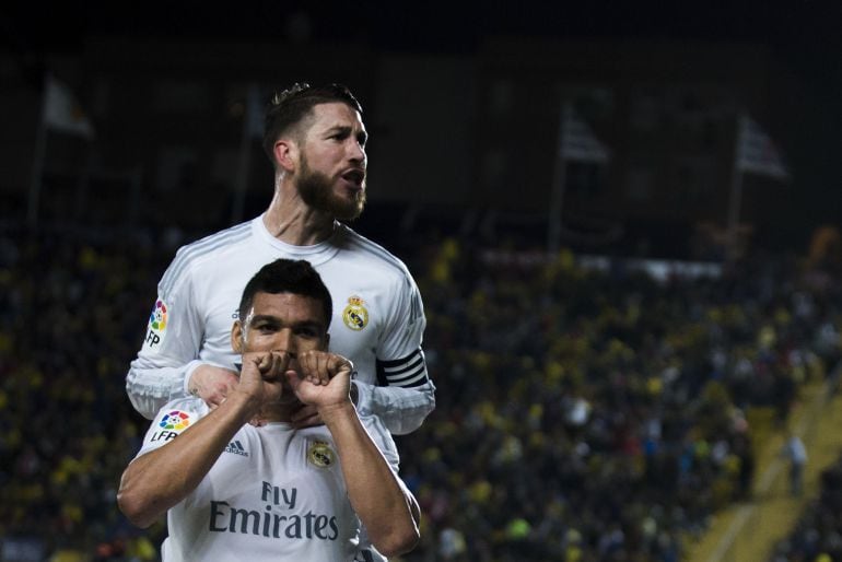 Ramos y Casemiro celebran un gol del brasileño