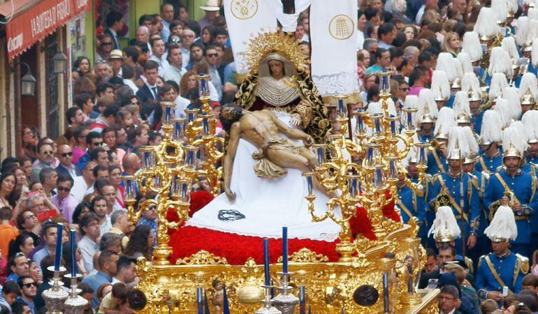 Imagen del primero de los pasos de la Hermandad del Baratillo con la Virgen de la Piedad y el Cristo de la Misericordia