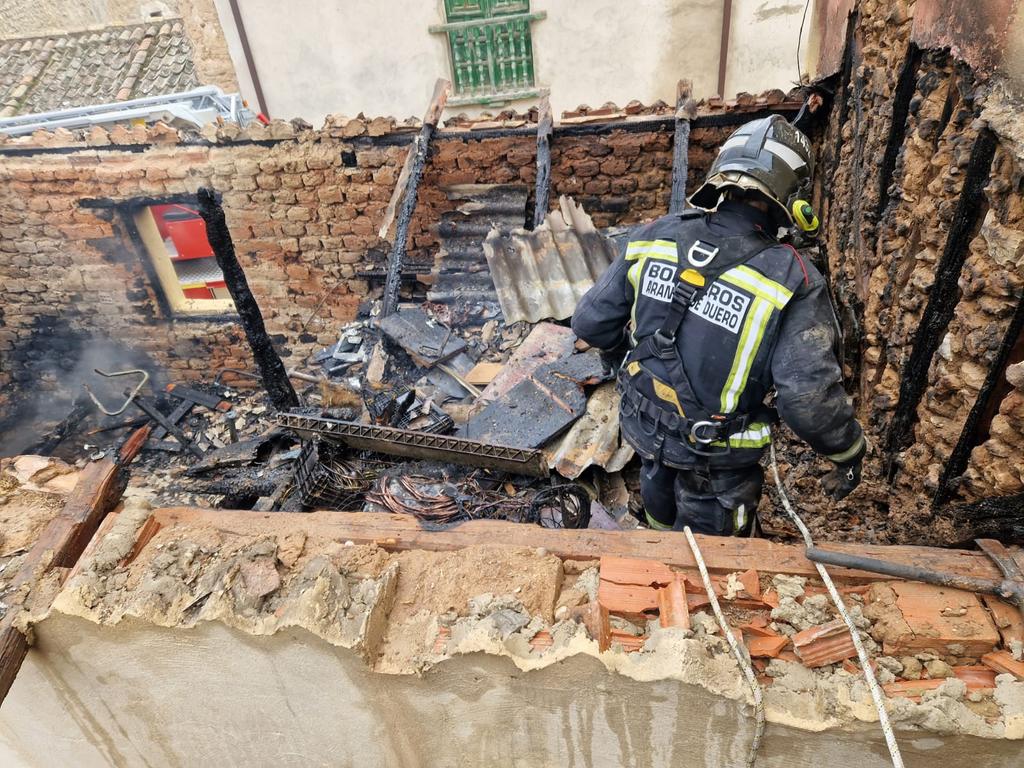 Bomberos de Aranda apagando el incendio