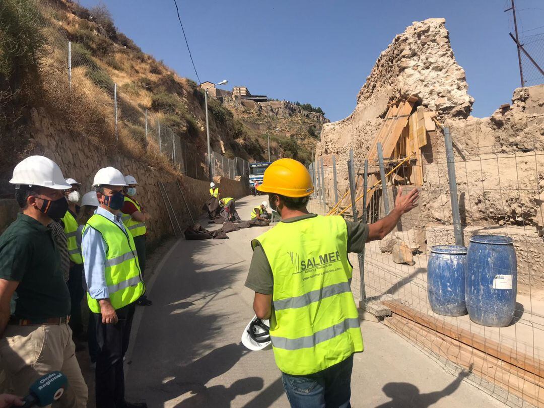 Este viernes abre al tráfico la carretera de La Parroquia tras consolidar la muralla afectada por el temporal
