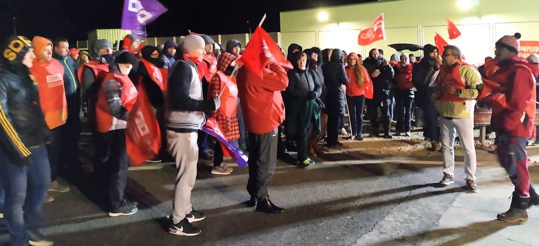 Varias decenas de personas se han concentrado ante la cárnica desde primera hora