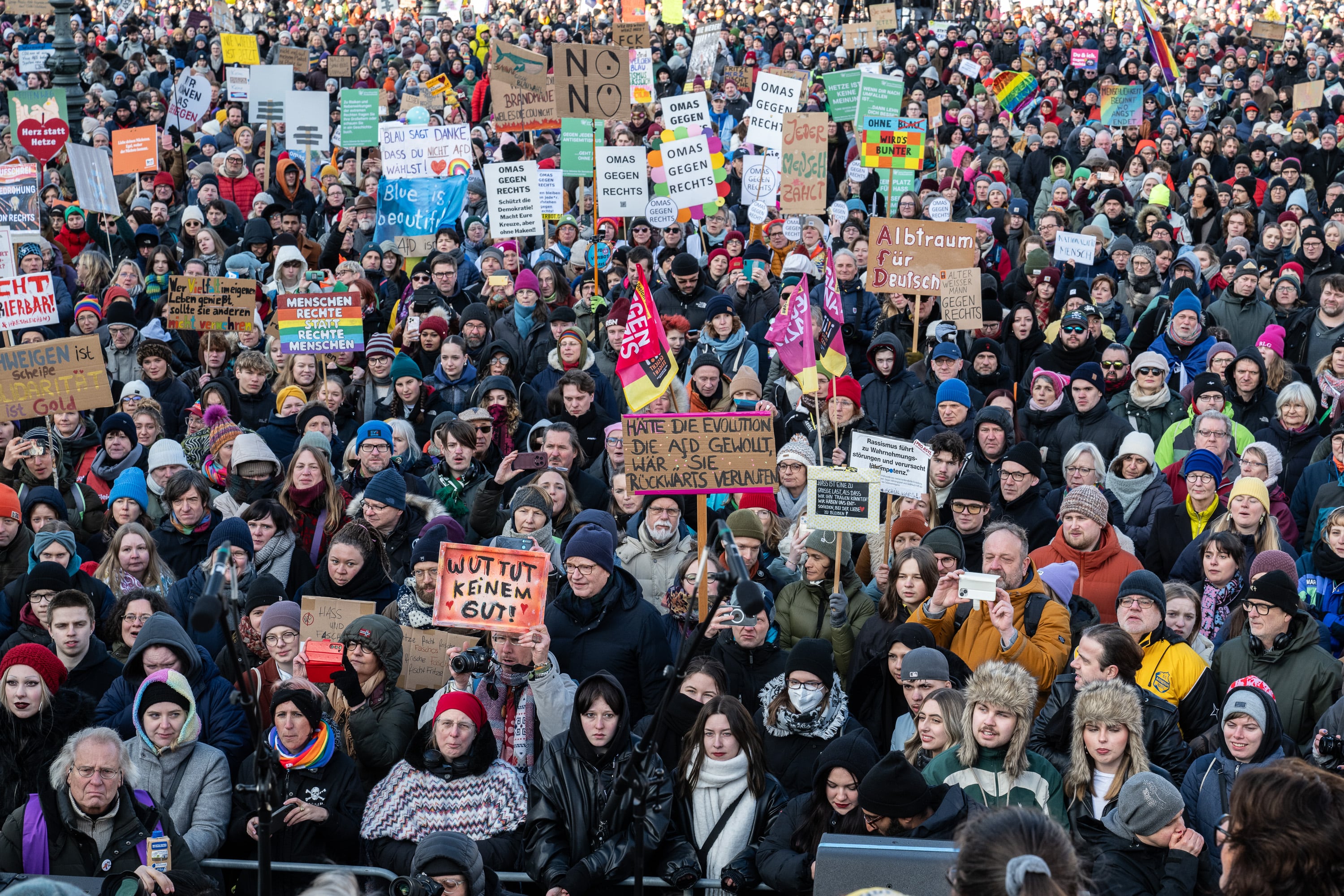 Decenas de miles de personas se vuelven a manifestar en Alemania contra la ultraderecha de AfD a una semana de que se celebren las elecciones a canciller en el país.