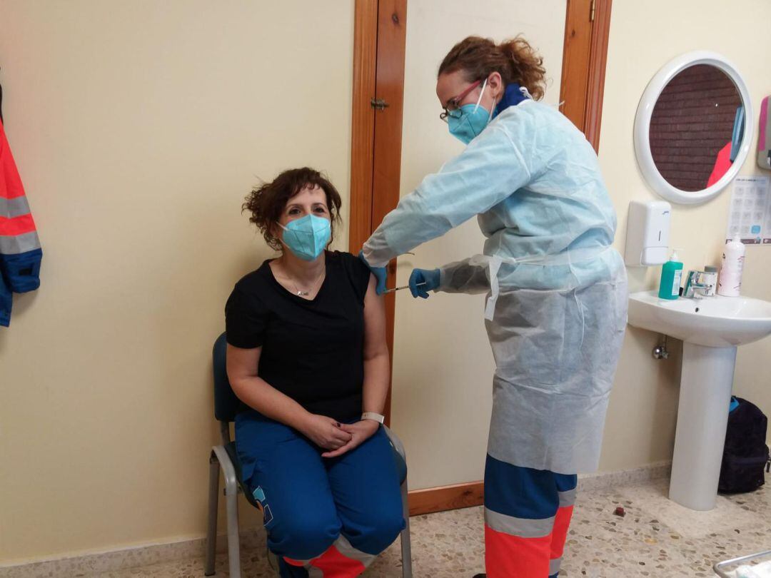 Imagen de archivo. Una sanitaria recibe la primera dosis de la vacuna 