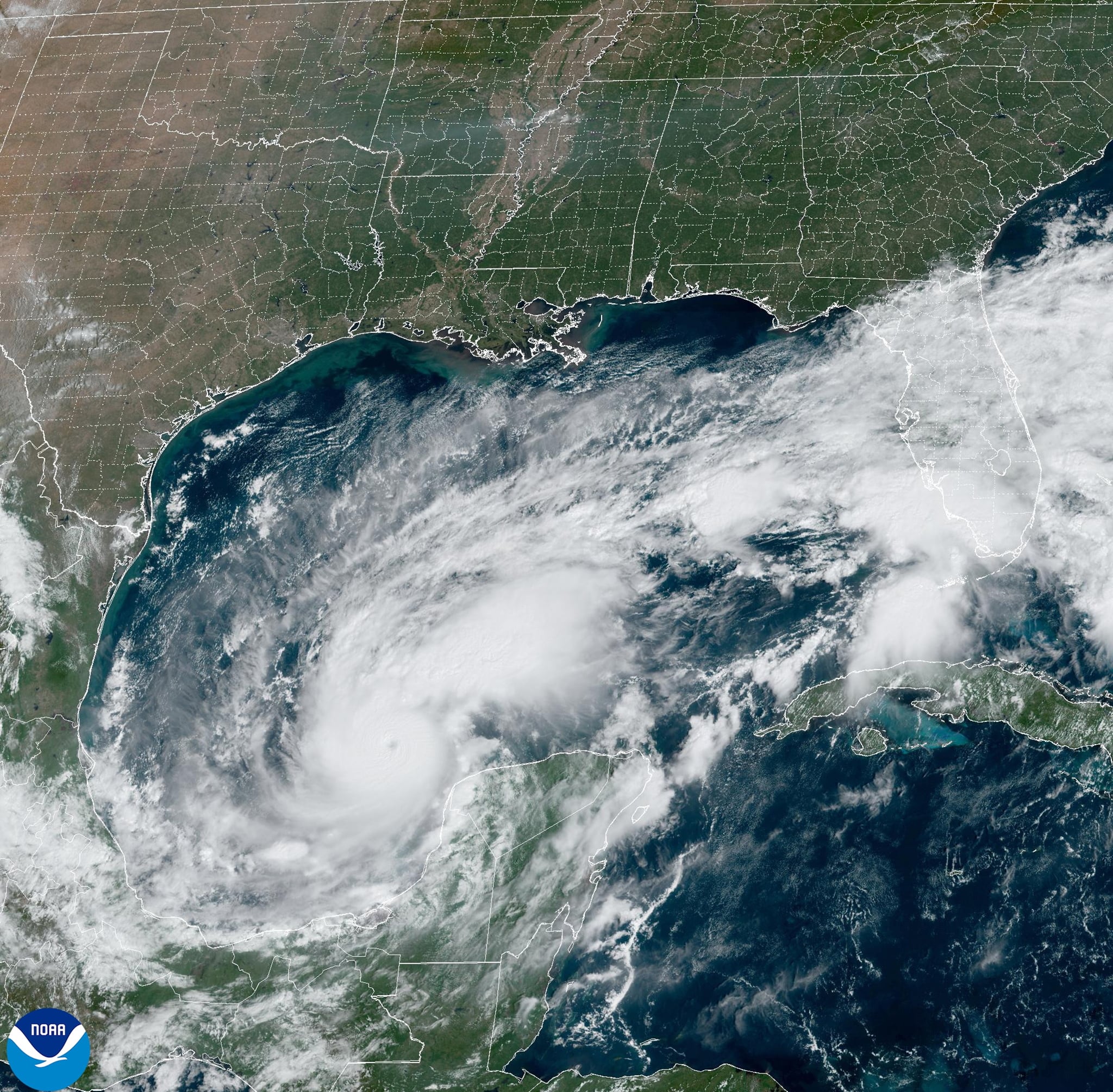 Imagen satelital del Huracan Milton, todavia en modo tormenta, acercandose a las costas del Golfo de Mexico.