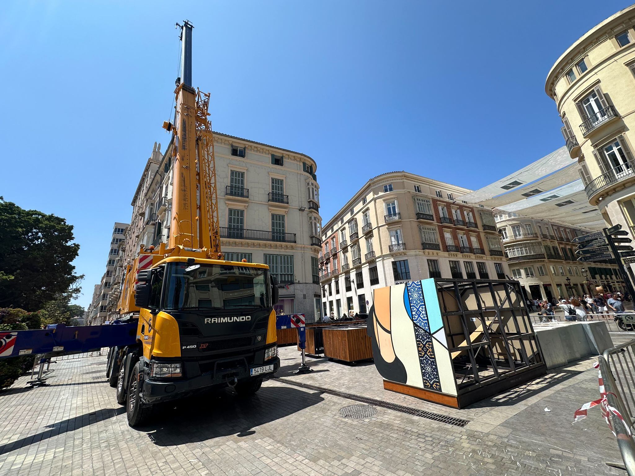 Comienza el montaje de la portada de la Feria del Centro de Málaga