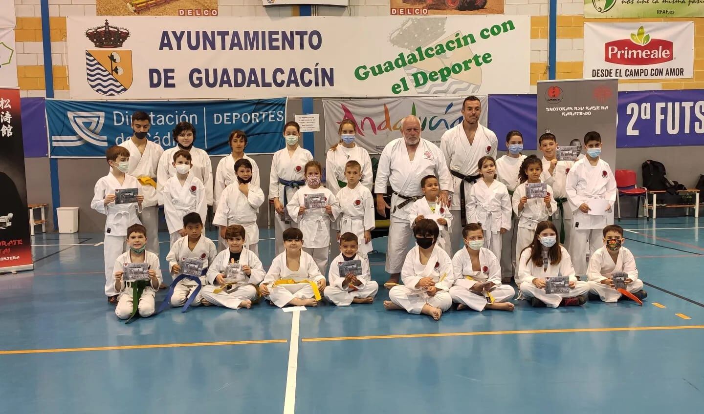 Foto de familia tras la celebración del curso internacional de karate