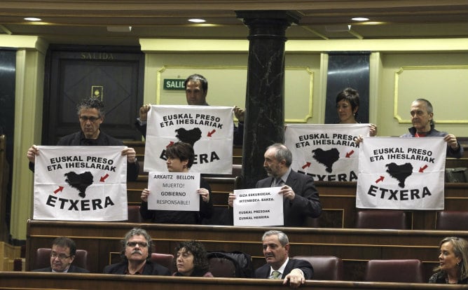 Diputados de Amaiur exhiben en el Congreso Carteles de acercamiento de presos de ETA