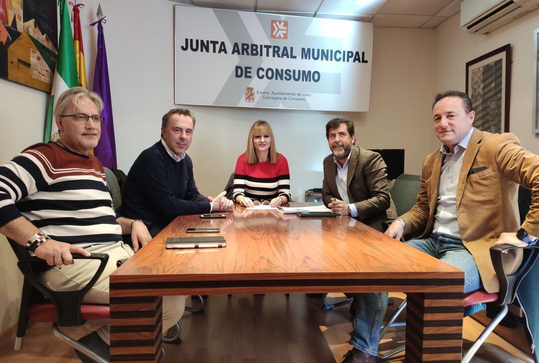 La concejala de Comercio, María Cantos, junto a miembros del Centro Comercial Abierto 'Las Palmeras'.