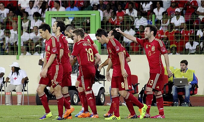 Los jugadores españoles celebran el gol de Cazorla