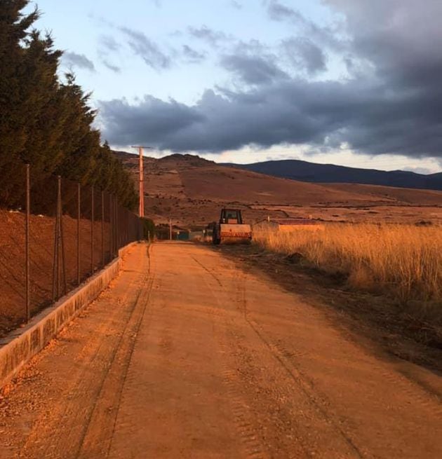 Camino viejo de Sonsoto paralelo a la planta embotelladora de Bezoya