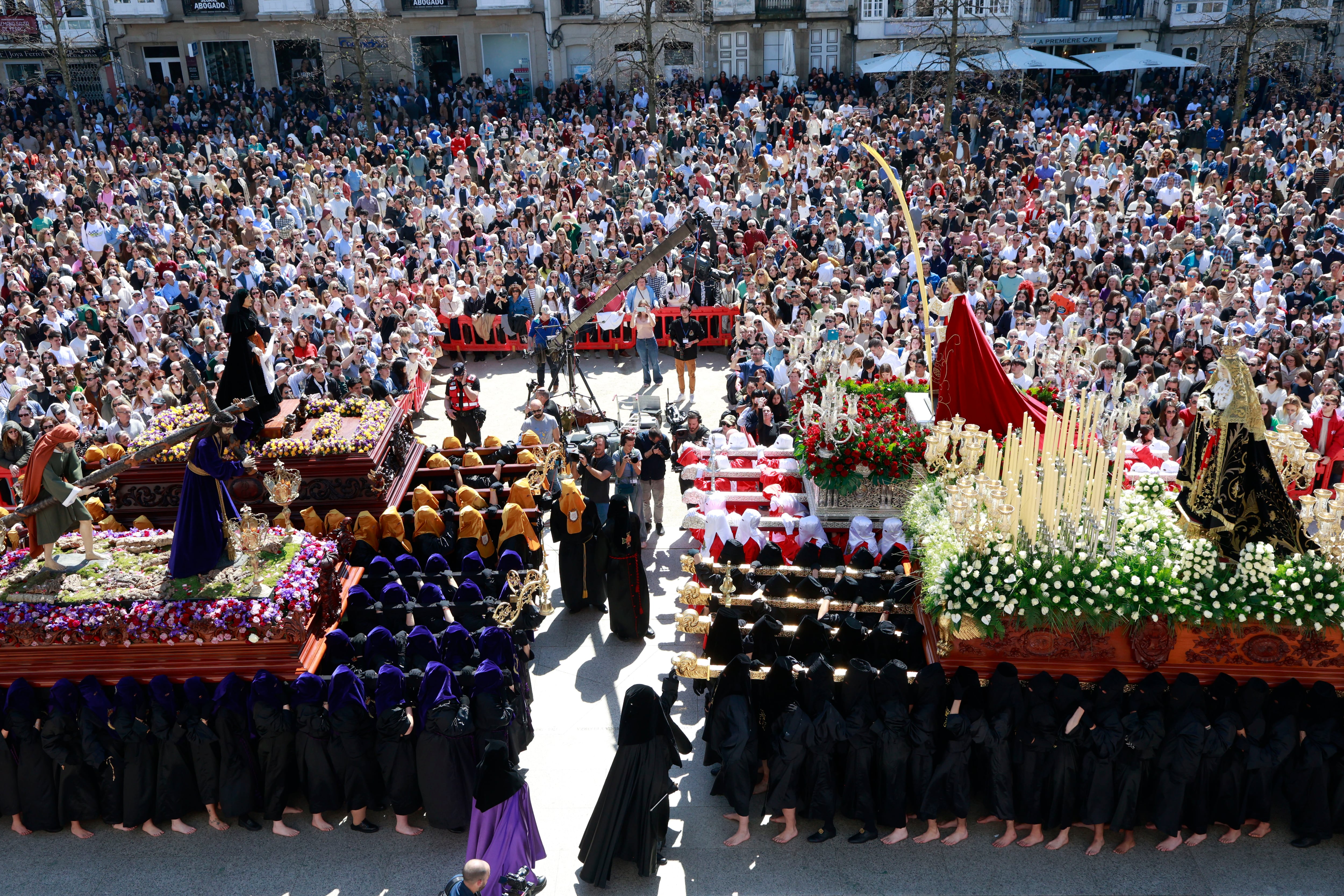 Procesión del Santo Encuentro, celebrada este viernes en la plaza de Armas de Ferrol (foto: Kiko Delgado / EFE)