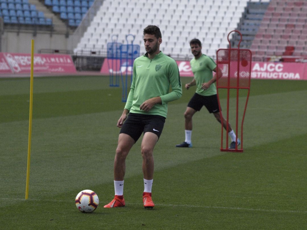 Iván Martos en el entrenamiento del Almería.