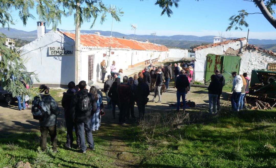 Concentración en las antiguas casas de Las Tiñosas en Solana del Pino