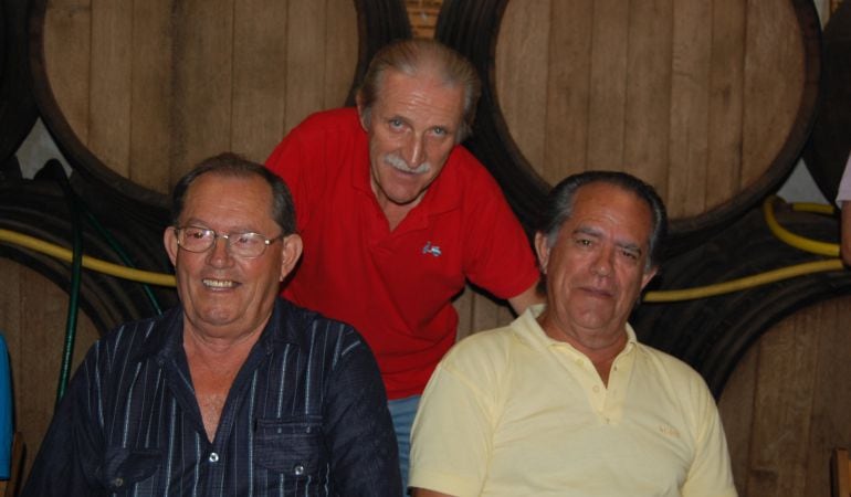 De izquierda a derecha, Manolo Cabello, Baldomero de la Bodega de La Pañoleta y el también fallecido Faustino Cabello, un histórico junto a su hermano de Los Romeros de La Puebla