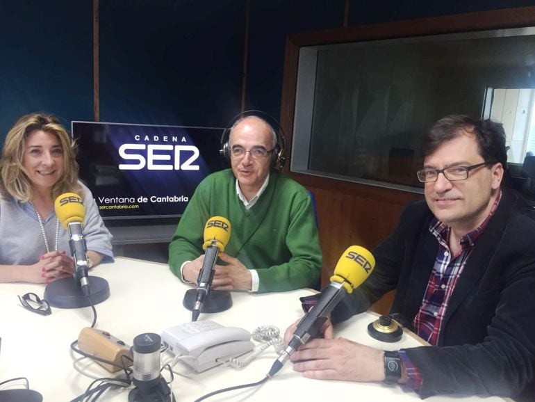 Teresa Huerta y Pablo de Castro, contertulios de la Ventana con el presentador en el centro, Pedro Aresti 