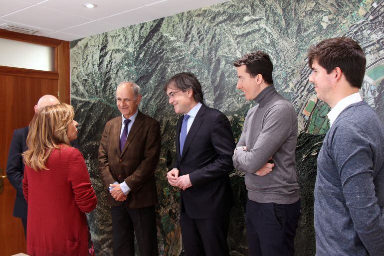 La cònsol d'Andorra la Vella, Conxita Marsol, conversa amb els socis del nou British College a Andorra