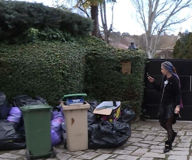 Leticia Sabater haciendo fotos a las bolsas de basura de su chalé después de la fiesta.