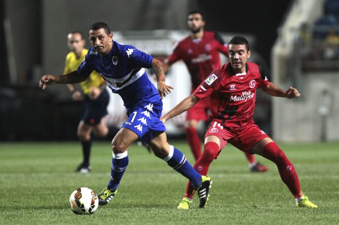 Iago Aspas intenta hacerse con la pelota