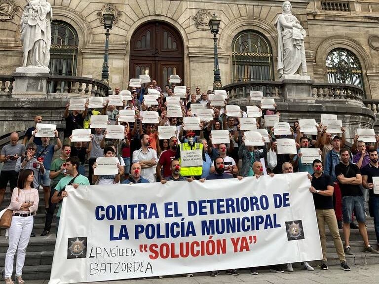 Manifestantes en las escalinatas del ayuntamiento esta mañana