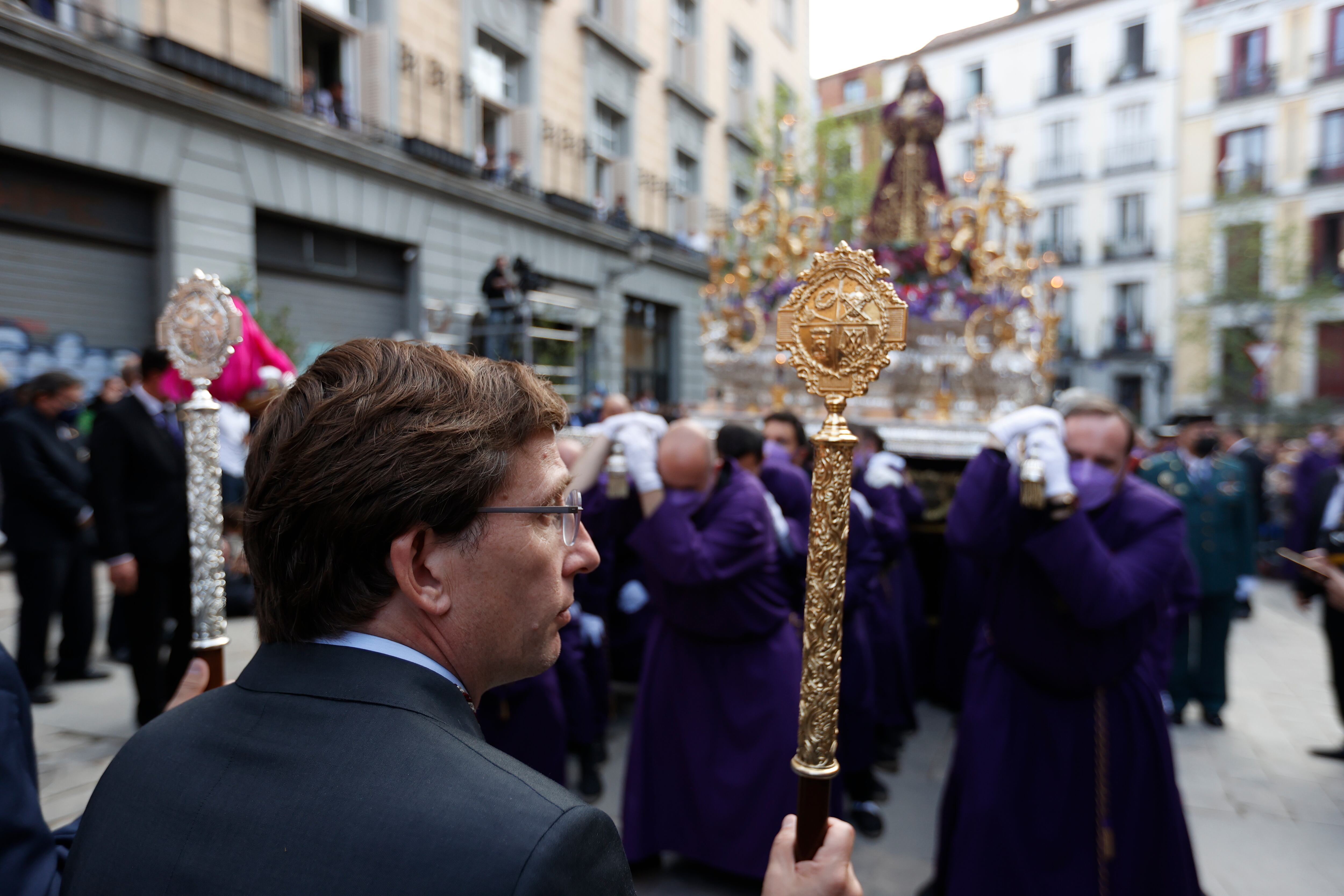 El alcalde de Madrid, José Luis Martínez-Almeida (i), participa en la procesión de Jueves Santo de la Hermandad de Jesús Nazareno el Pobre y María Santísima del Dulce Nombre.