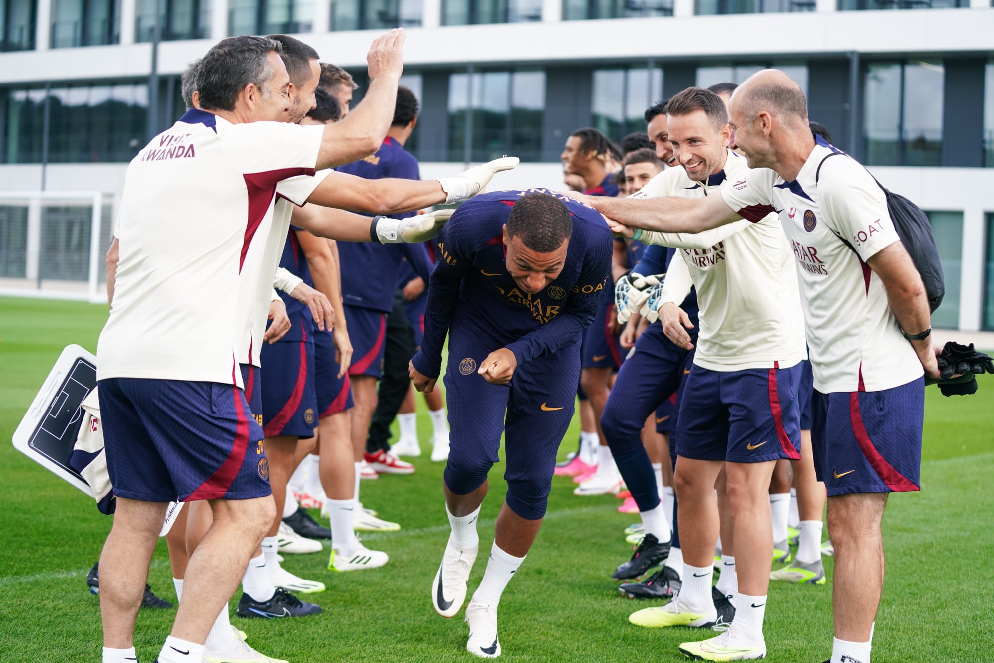 Kylian Mbappé, durante el primer entrenamiento tras reunirse con el grupo en el PSG