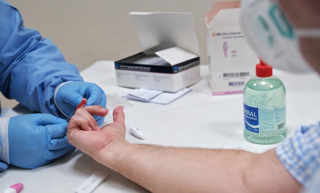 Realización de un test rápidos de covid-19.