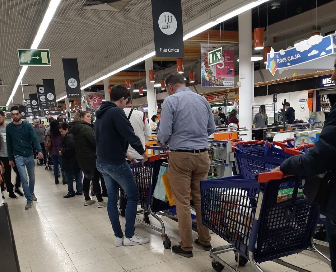 Algunos salmantinos se afanan en comprar en los supermercados.