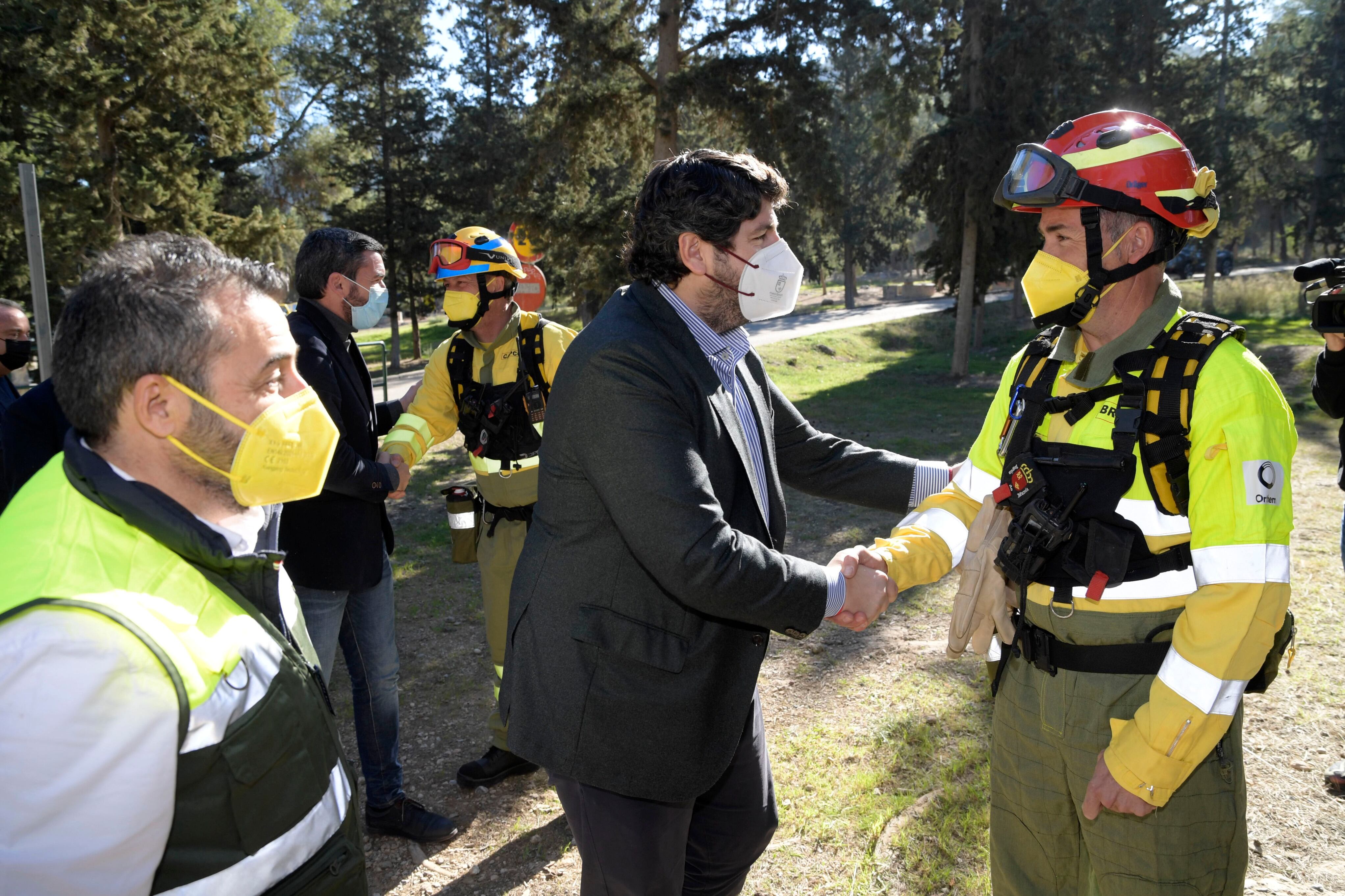 El presidente López Miras en un acto con los Bomberos forestales