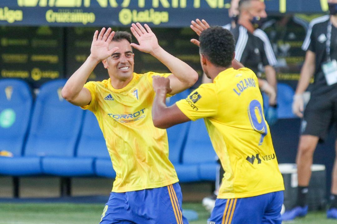 Jurado celebra el gol anotado por el Choco Lozano