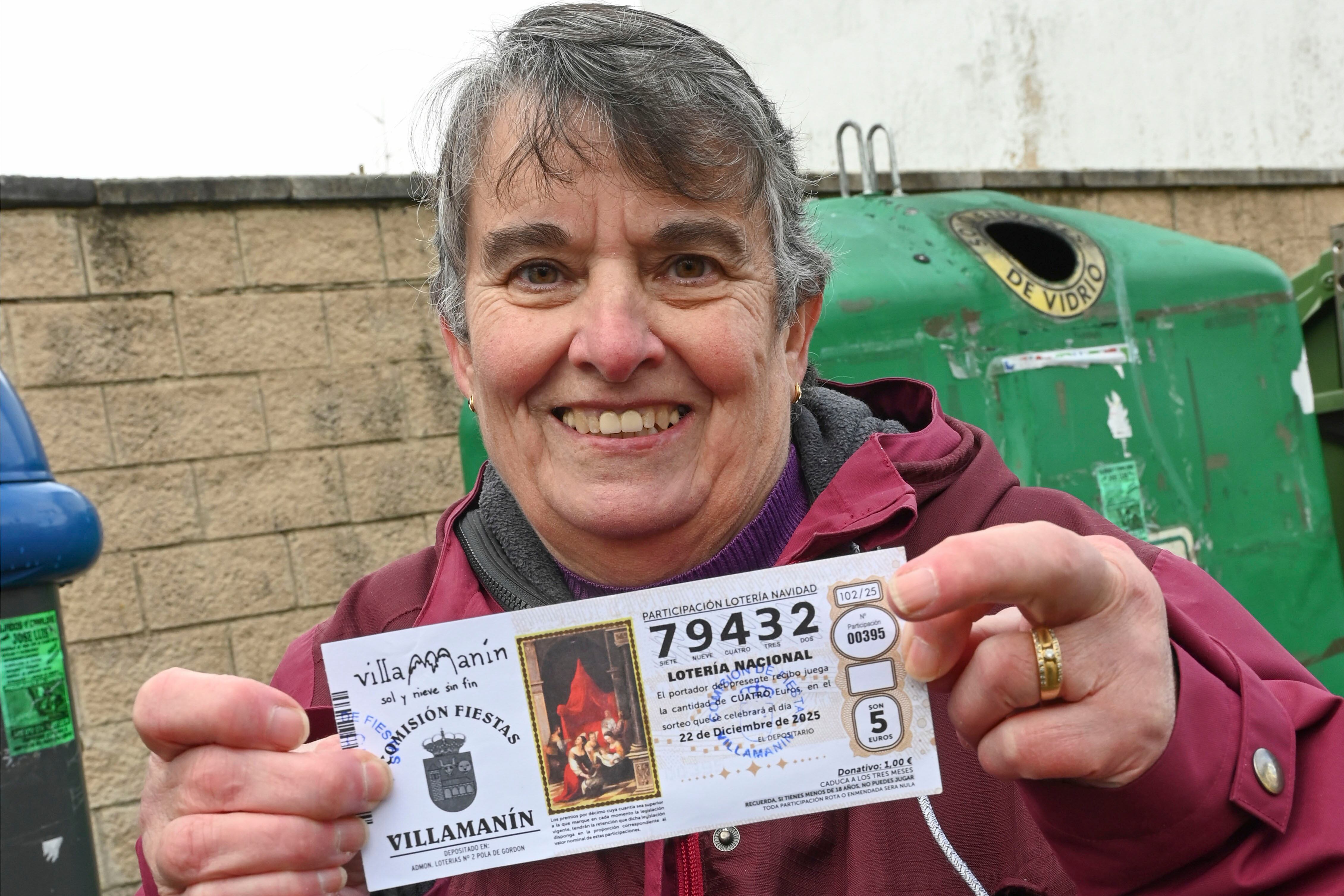Una vecina de Villamanín (León) posa con un décimo premiado. EFE/ J.Casares