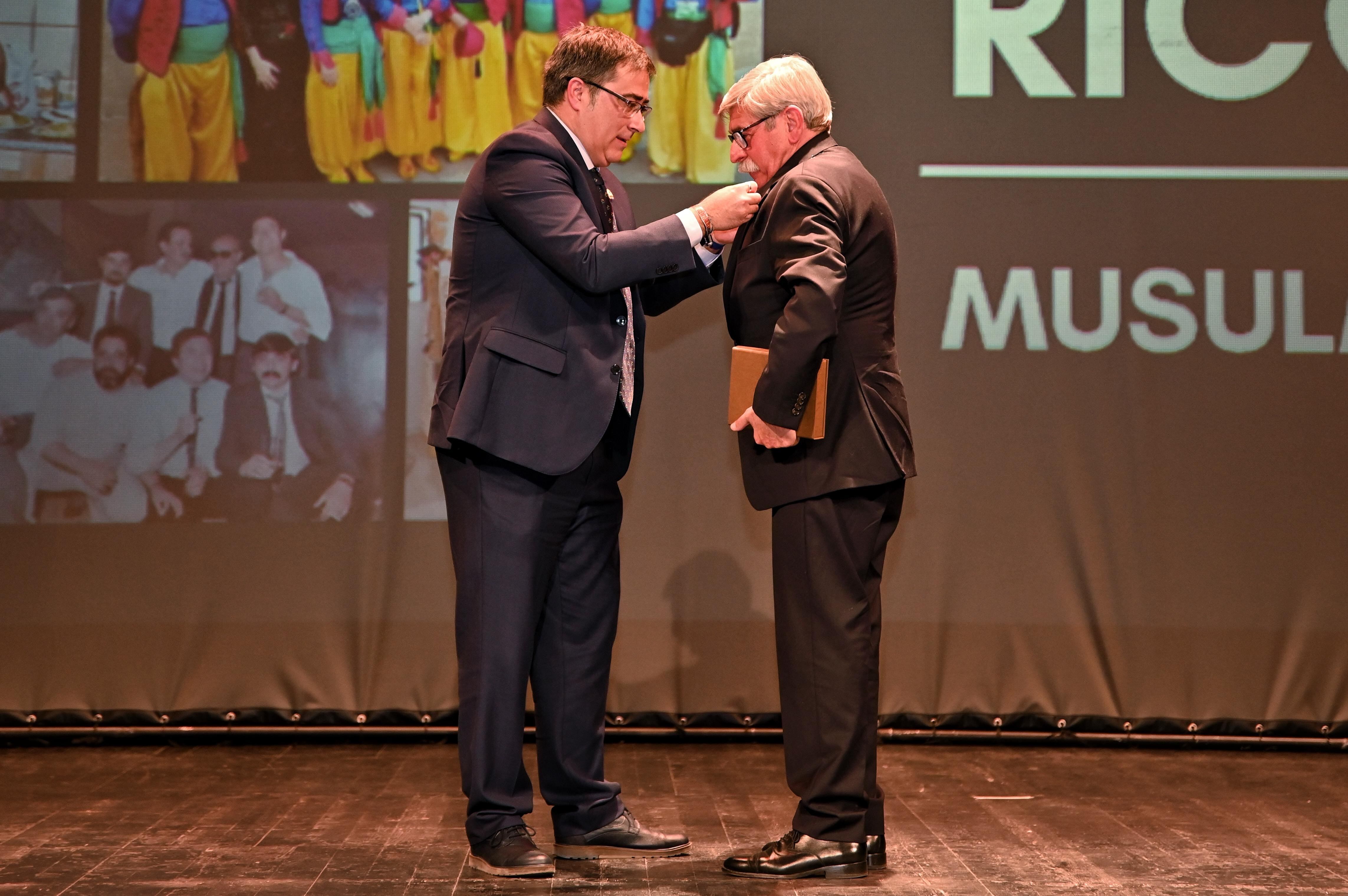 Miguel Quiléz, en el momento de recibir la insignia Musulmán de Oro, de manos del presidente de la Comparsa de Moros Musulmanes de Elda.